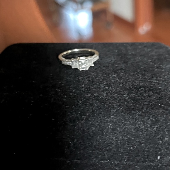 Women’s emerald cut Diamond engagement ring - Picture 4 of 5